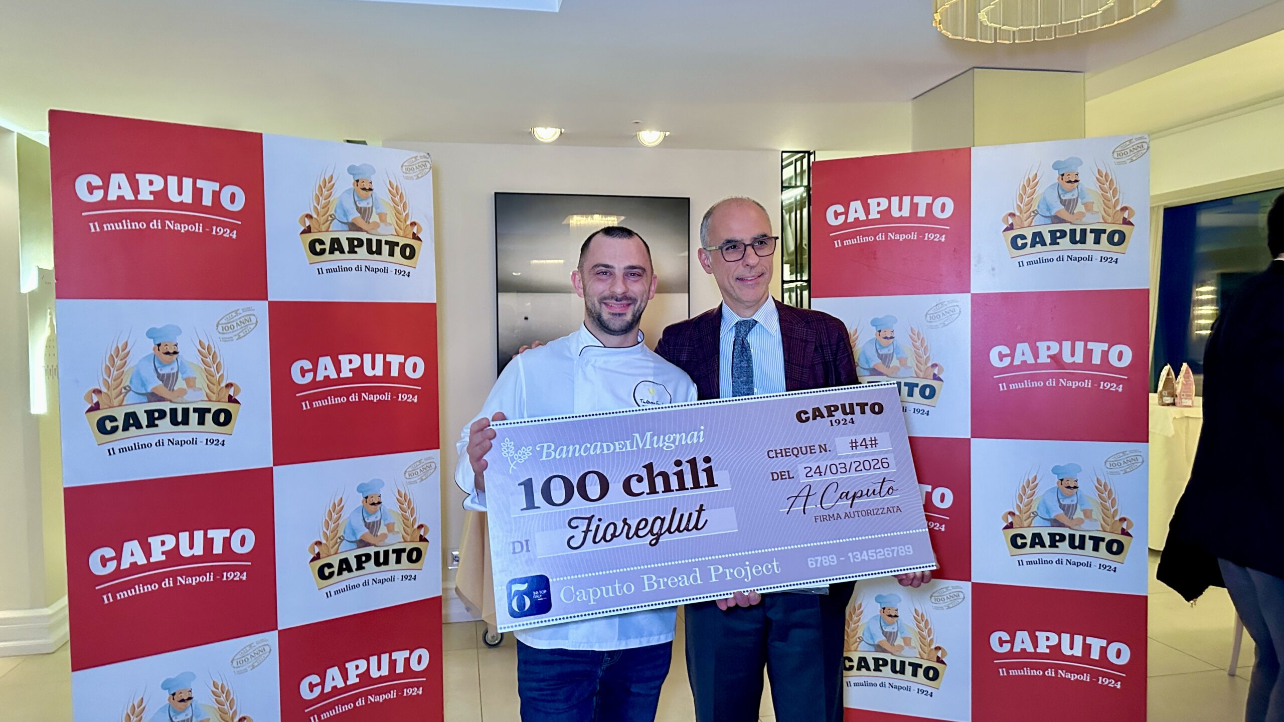 Gennaro Ambrosio riceve il premio del contest Caputo Bread Project 2025 da Antimo Caputo