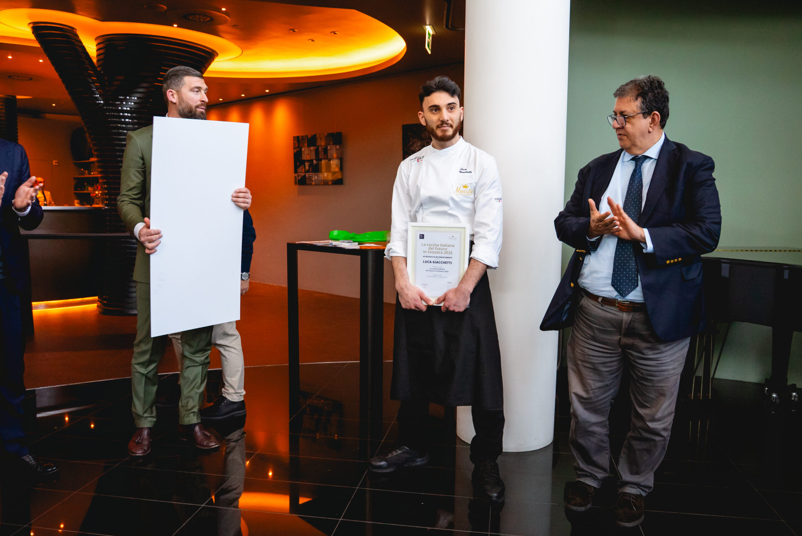 Luca Giacchetti riceve il premio del contest da Martino Borghese