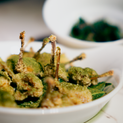 Cosce di rana fritte con insalata di torrente: la ricetta di Andrei Octavian Beta