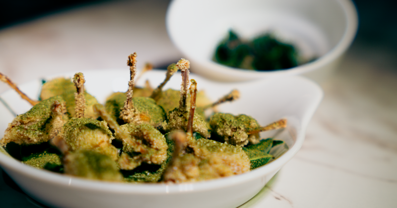 Cosce di rana fritte con insalata di torrente: la ricetta di Andrei Octavian Beta