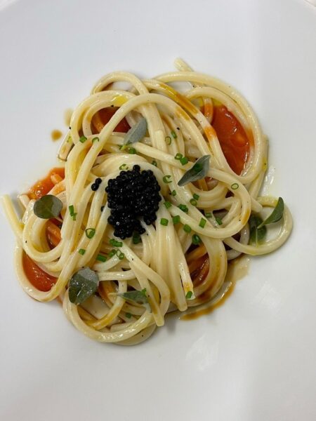 Spaghetto alla chitarra, estrazione e garum di croste di parmigiano, pomodoro in papillote e cipolle di Acquaviva - Giuseppe Amato