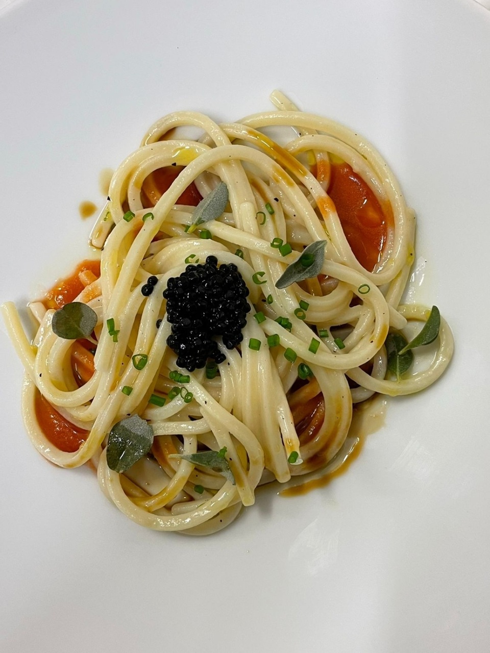 Spaghetto alla chitarra, estrazione e garum di croste di parmigiano, pomodoro in papillote e cipolle di Acquaviva - Giuseppe Amato