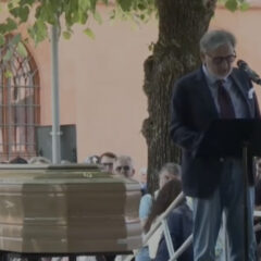 Enzo Ercolino legge il discorso