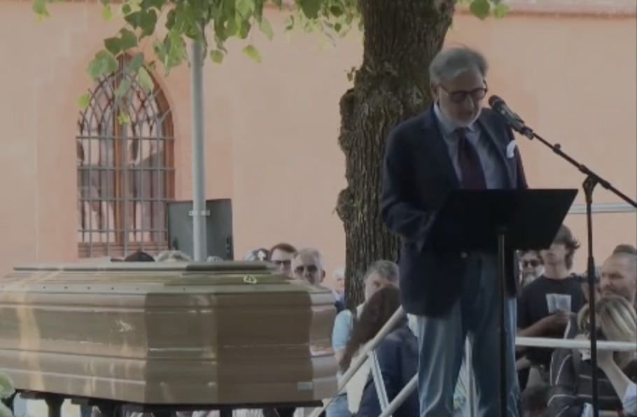 Enzo Ercolino legge il discorso