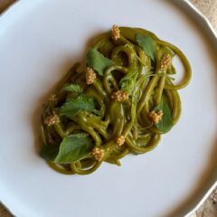 Spaghettoni Pastificio dei Campi, cucuzza e tenerumi: la ricetta di Francesco Giura