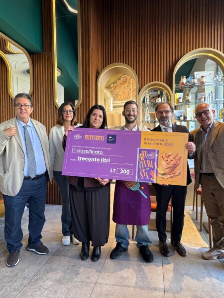 Raimondo Trova riceve il premio da Anna Baccarani e Stefano Vezzani