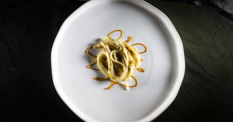 “RIFLESSIONE” - Spaghetti alla chitarra di Gragnano cotti in acqua di Fiore Sardo, composta di nespole e tapenade di olive, capperi e acciughe: la ricetta di Federico Zappalà