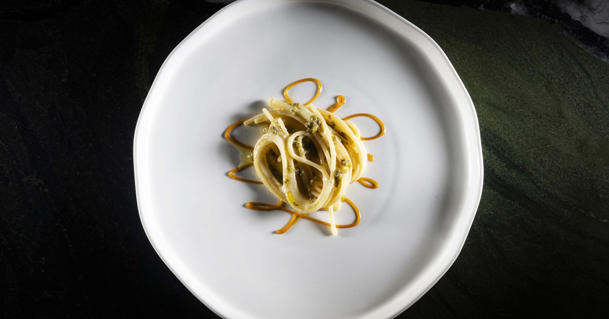 “RIFLESSIONE” - Spaghetti alla chitarra di Gragnano cotti in acqua di Fiore Sardo, composta di nespole e tapenade di olive, capperi e acciughe: la ricetta di Federico Zappalà