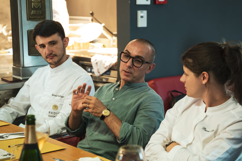 Lo chef Riccardo Monco con Chiara Rizzo e Gabriel Collazzo