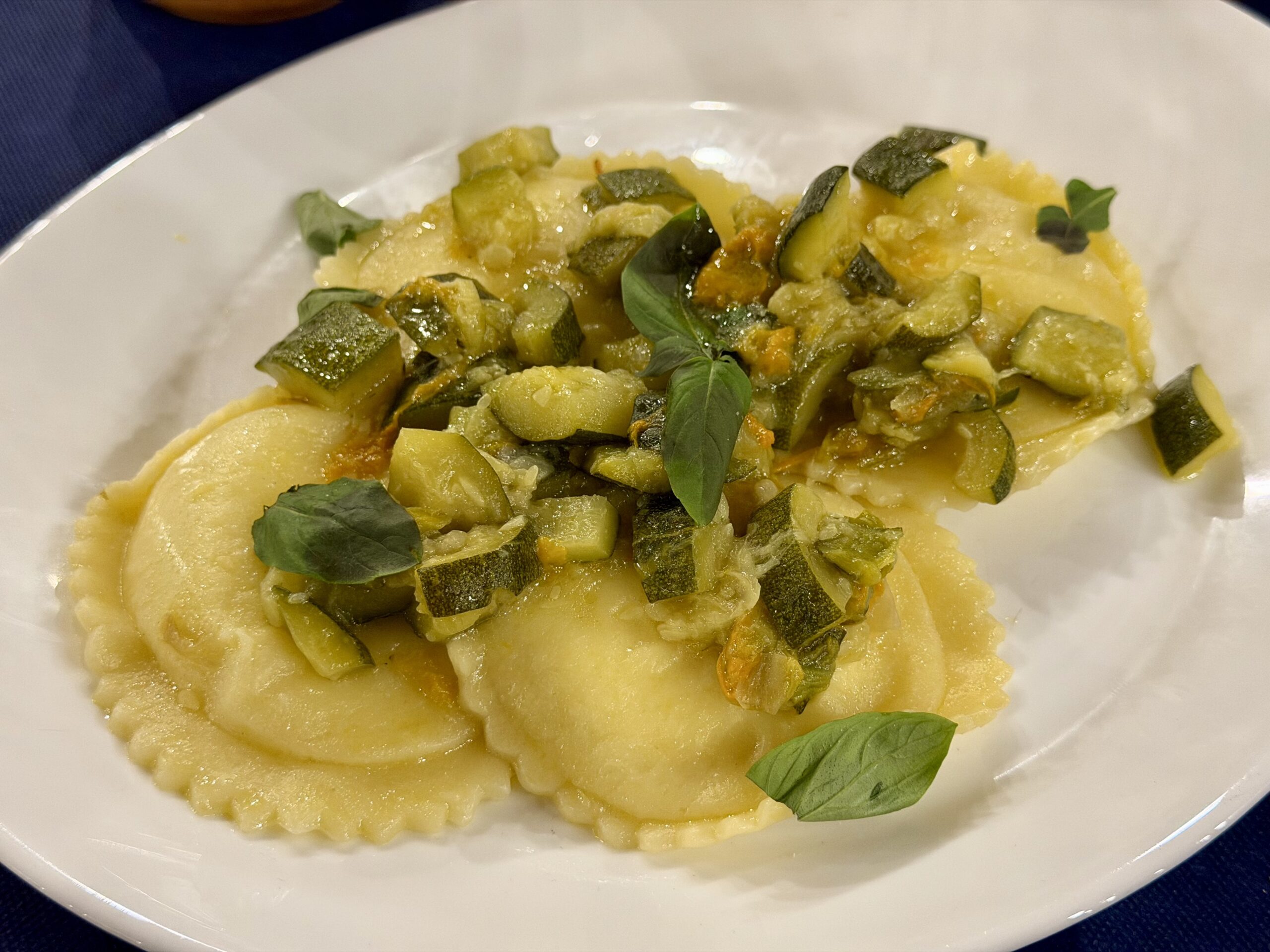 I ravioli ripieni di cacioricotta di capra con zucchine e fiori