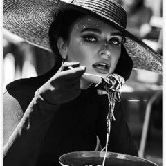 Una donna mangia gli spaghetti