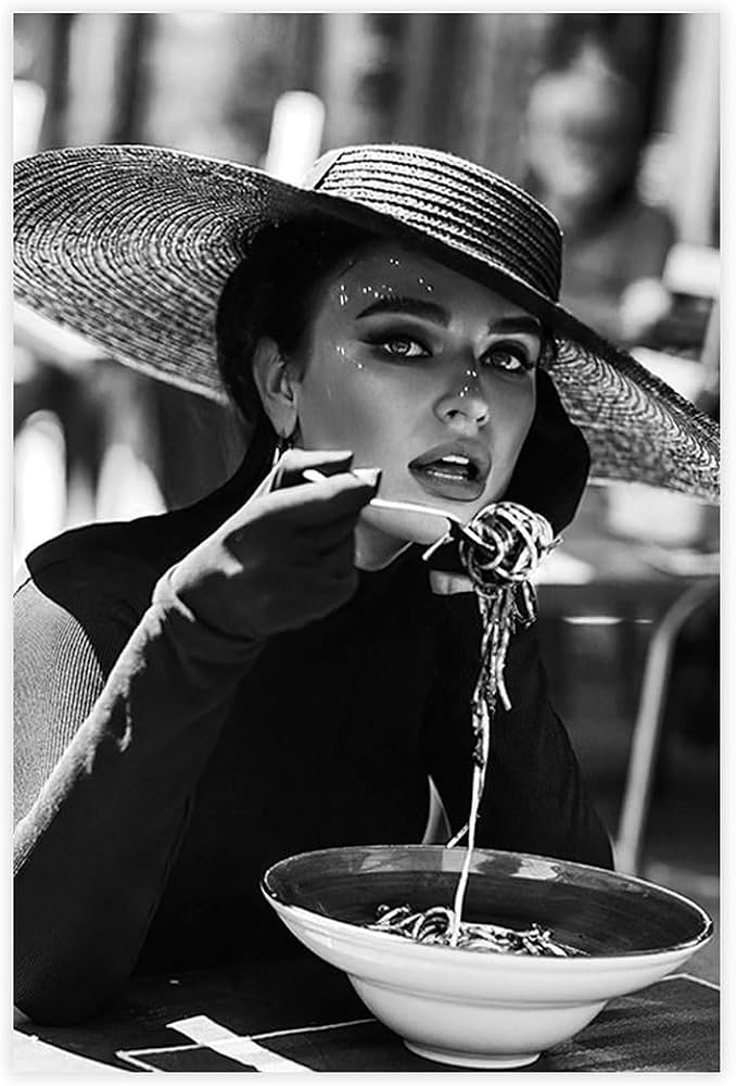 Una donna mangia gli spaghetti